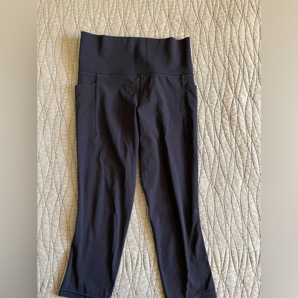 Athleta Salutation Stash Pocket Navy Blue Capri Leggings Size S - Picture 6 of 9